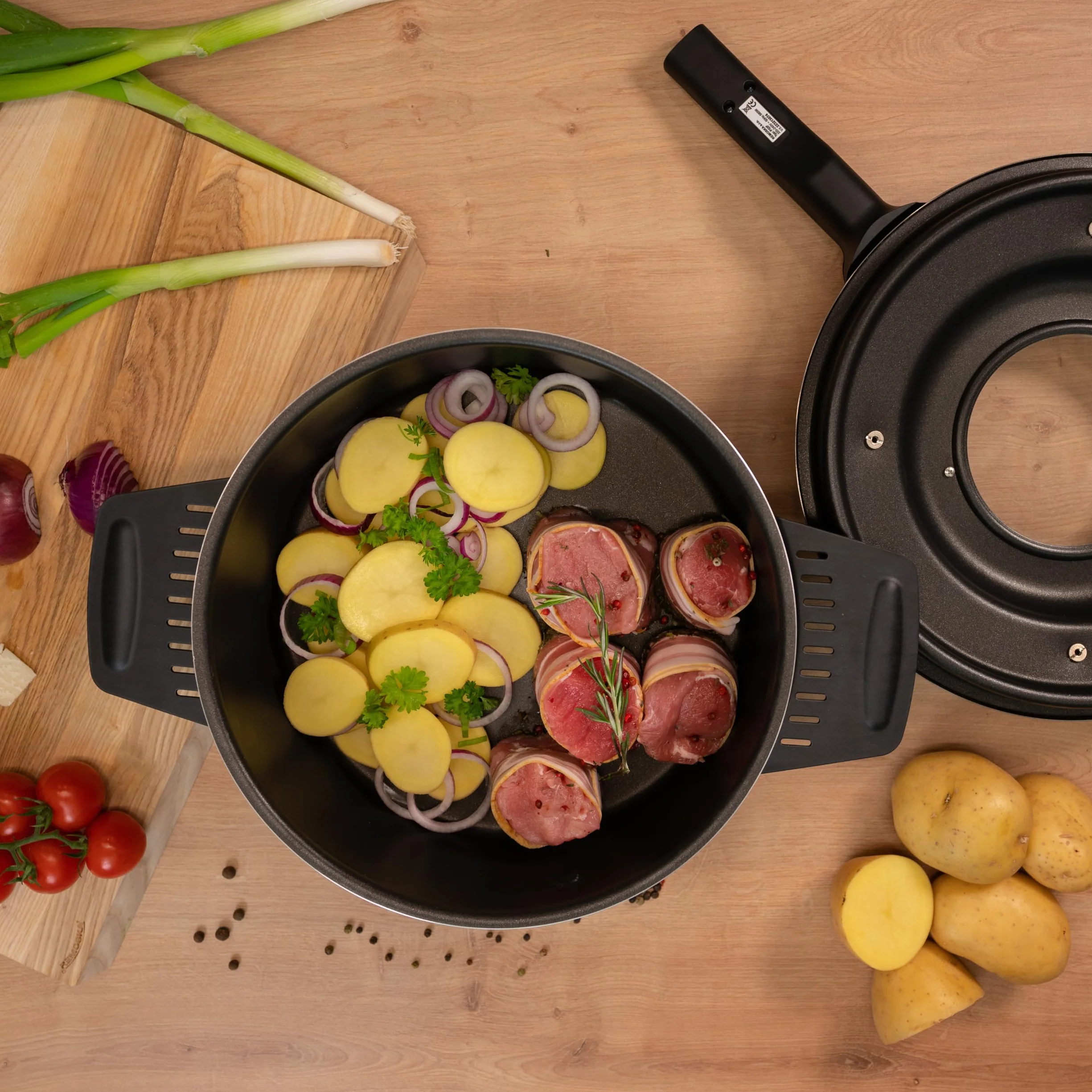 REMOSKA PRIMA Backtopf mit elektrischem Deckel | Backen von Fleisch, Brot und süßen Desserts | Multifunktionspfanne | Hergestellt im Tschechischen (2 l / 2 Personen / 400 W/Schwarz - Silber)
