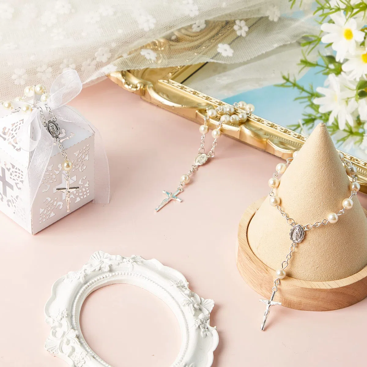 50 Stück Taufe Acryl Rosenkranz Perlen mit Kruzifix und 50 Lasergeschnittene Präsent Boxen Präsente Verpackung Schachtel Kommunion Deko für Babyparty Hochzeit Party(Silber Perlen Armband)