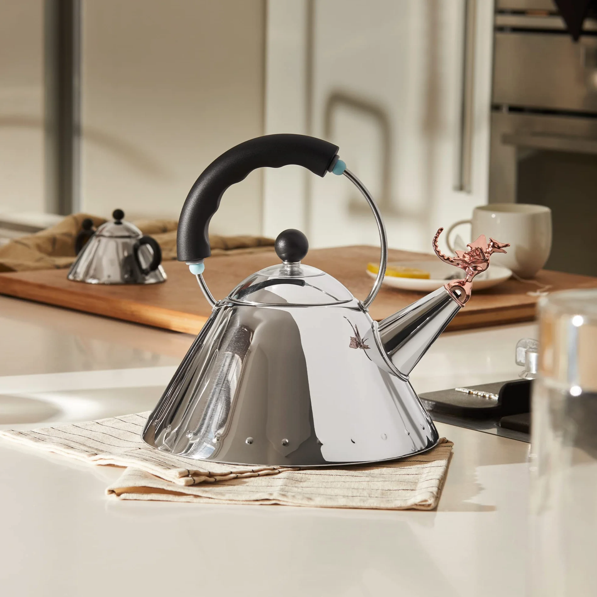 Alessi 9093REX B Tea Rex Wasserkessel - Edelstahl 18/10 glänzend poliert mit schwarzem Griff und Kupfer metallisierter Flöte in Form eines prähistorischen Reptil