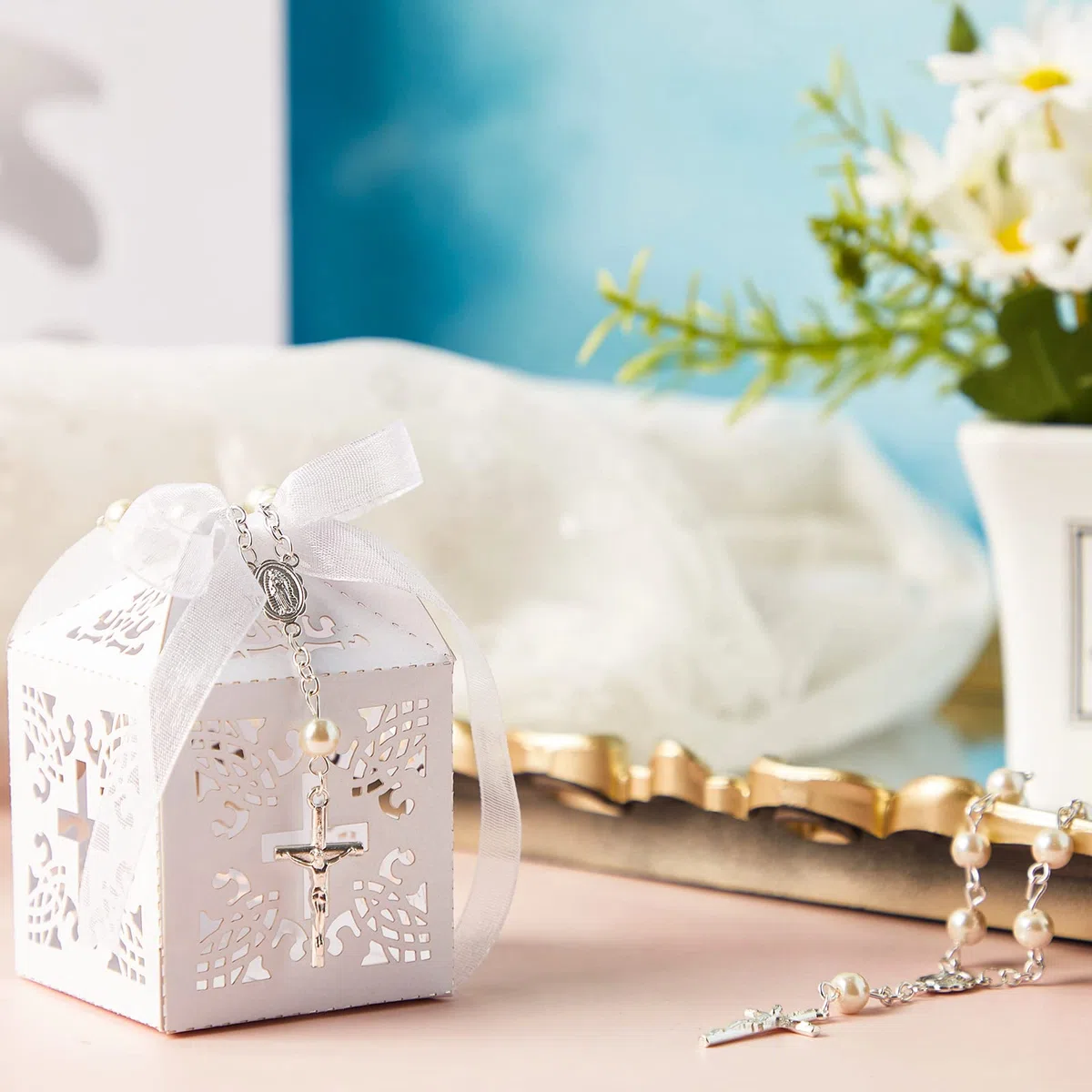 50 Stück Taufe Acryl Rosenkranz Perlen mit Kruzifix und 50 Lasergeschnittene Präsent Boxen Präsente Verpackung Schachtel Kommunion Deko für Babyparty Hochzeit Party(Silber Perlen Armband)