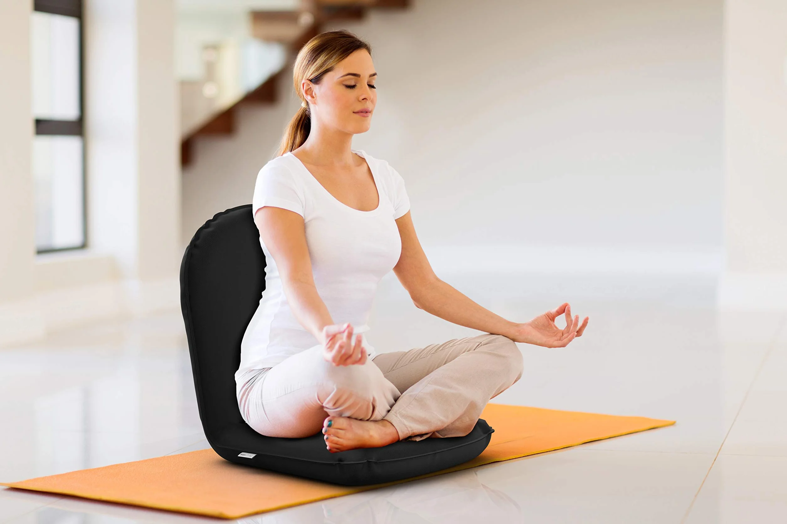 bonVIVO Easy Smart Bodenkissen – japanischer Stuhl, faltbar und tragbar – Bodenstuhl für Meditation, Lesen und Yoga, mit wasserdichtem Bezug