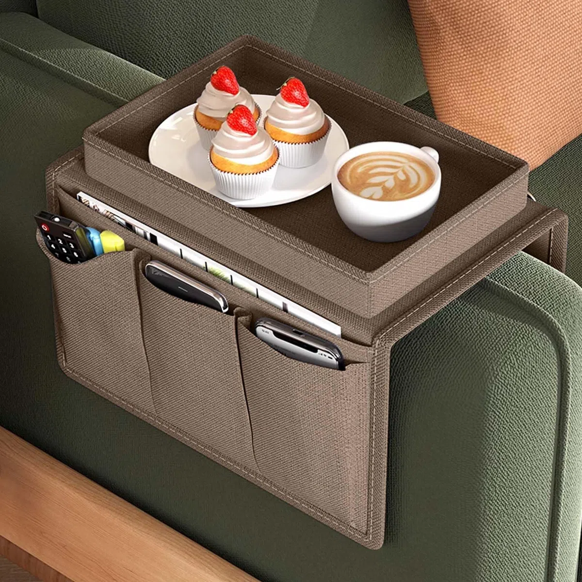 Colexy Sofa Armlehne Organizer, Sofa Tasche Sofatablett Ablage Oxford Couch Sessel Stuhl hängen Aufbewahrungstasche, Faltbar Sofa Butler mit Tablett für Buch, Magazin, Handy, Fernbedienung (Kaffee)