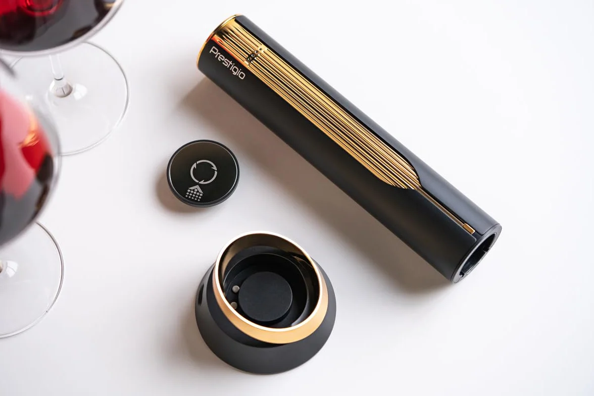 Prestigio Maggiore Elektrischer Korkenzieher - Premium Wein Flaschenöffner mit Ladestation - Integrierter Folienschneider - Verpackt in hochwertiger Geschenkbox - Schwarz/Gold