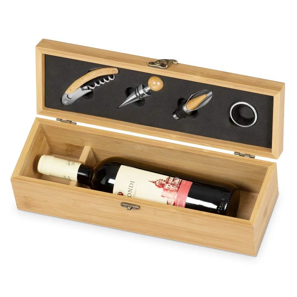 Maverton Weinbox für 0,7L Weinflasche - Wein Holzbox personalisiert + 4er Weinzubehör - Weinset Weinkiste - aus Bambus - Braun - Geschenk zum Geburtstag für Frauen - Bester Jahrgang