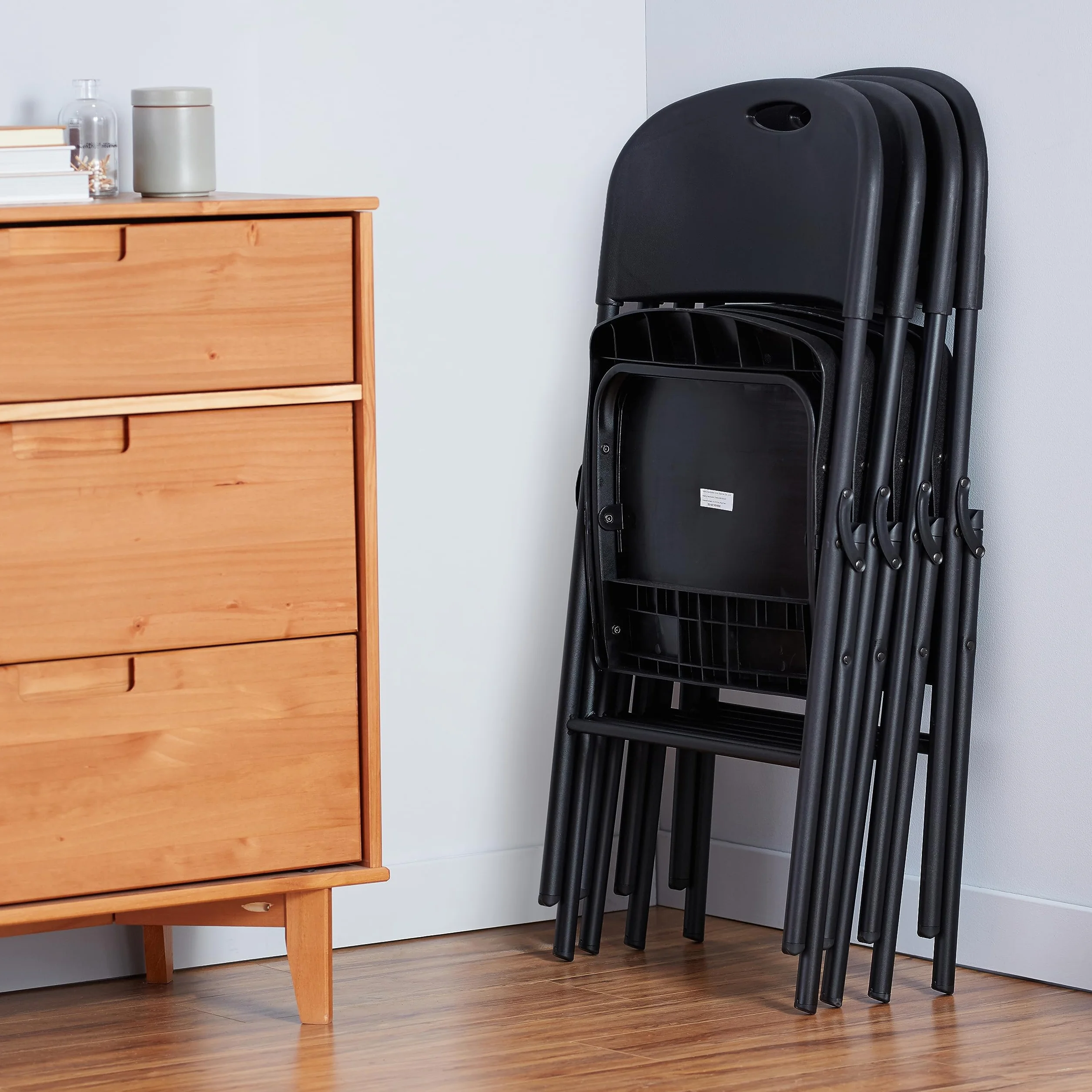 Amazon Basics Klappstühle aus Kunststoff und Metall, 4er-Set, Campingstuhl, Küchenstuhl, drinnen und draußen, Schwarz, bis 158 kg