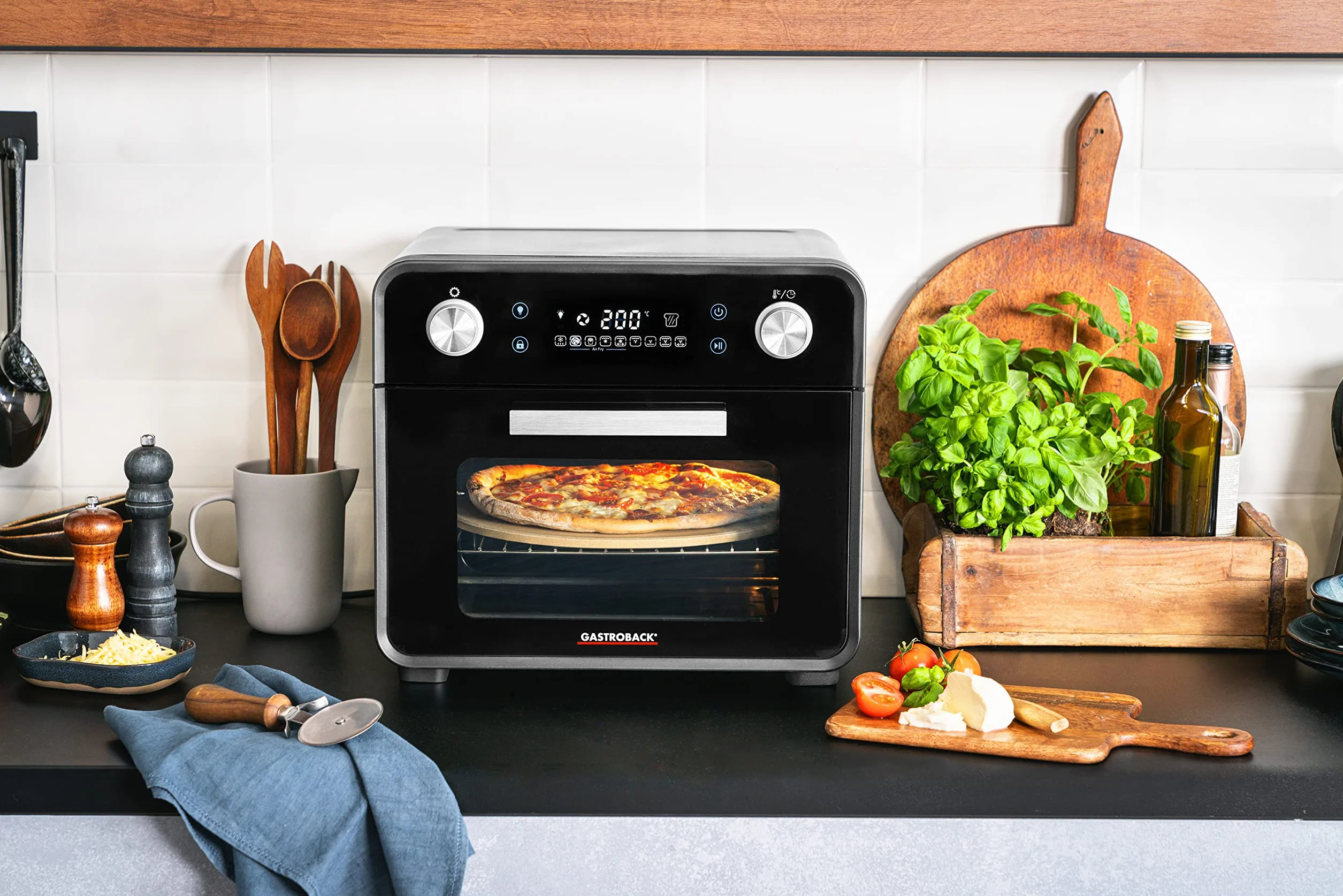 GASTROBACK #42815 Design Ofen Air Fry & Pizza, 1680 Watt, 5 IN 1: Pizzaofen, Heißluftfritteuse, Mini-Backofen, Grill-Drehspieß und Dörrgerät, 22 Liter Kapazität, 3 Einschubebenen