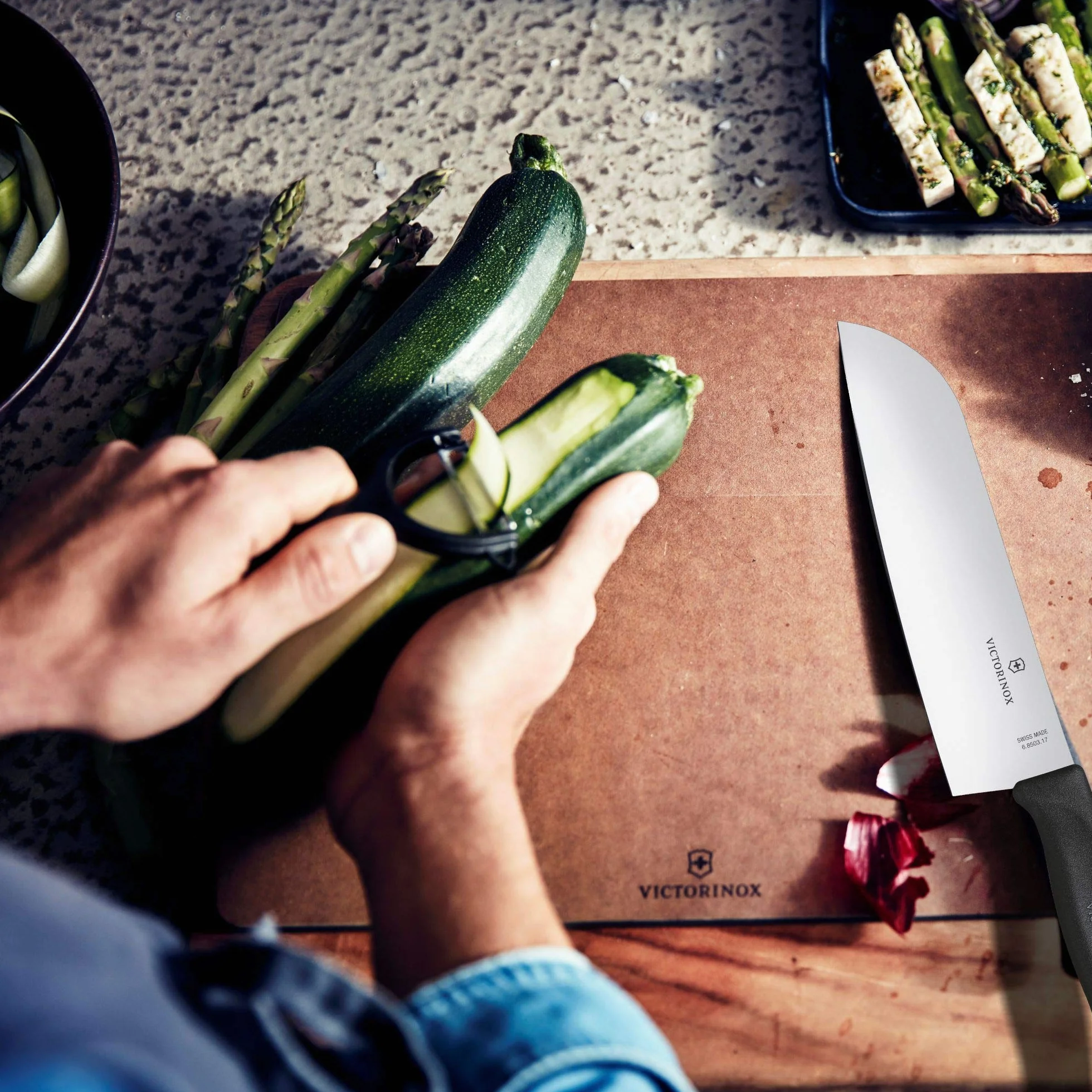 Victorinox Swiss Classic, Santokumesser, Küchenmesser, Gerader Schliff, Extra Scharfe Klinge, Spülmaschinengeeignet, Rostfreier Stahl, Schwarz