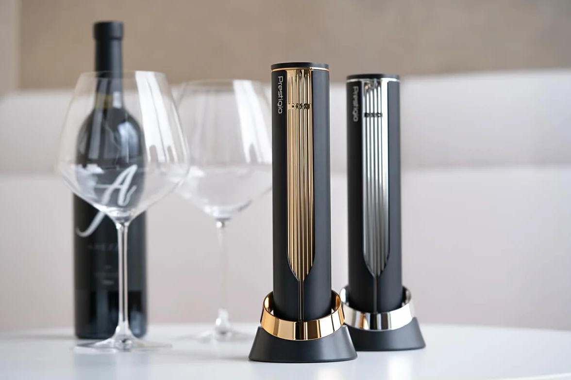 Prestigio Maggiore Elektrischer Korkenzieher - Premium Wein Flaschenöffner mit Ladestation - Integrierter Folienschneider - Verpackt in hochwertiger Geschenkbox - Schwarz/Gold