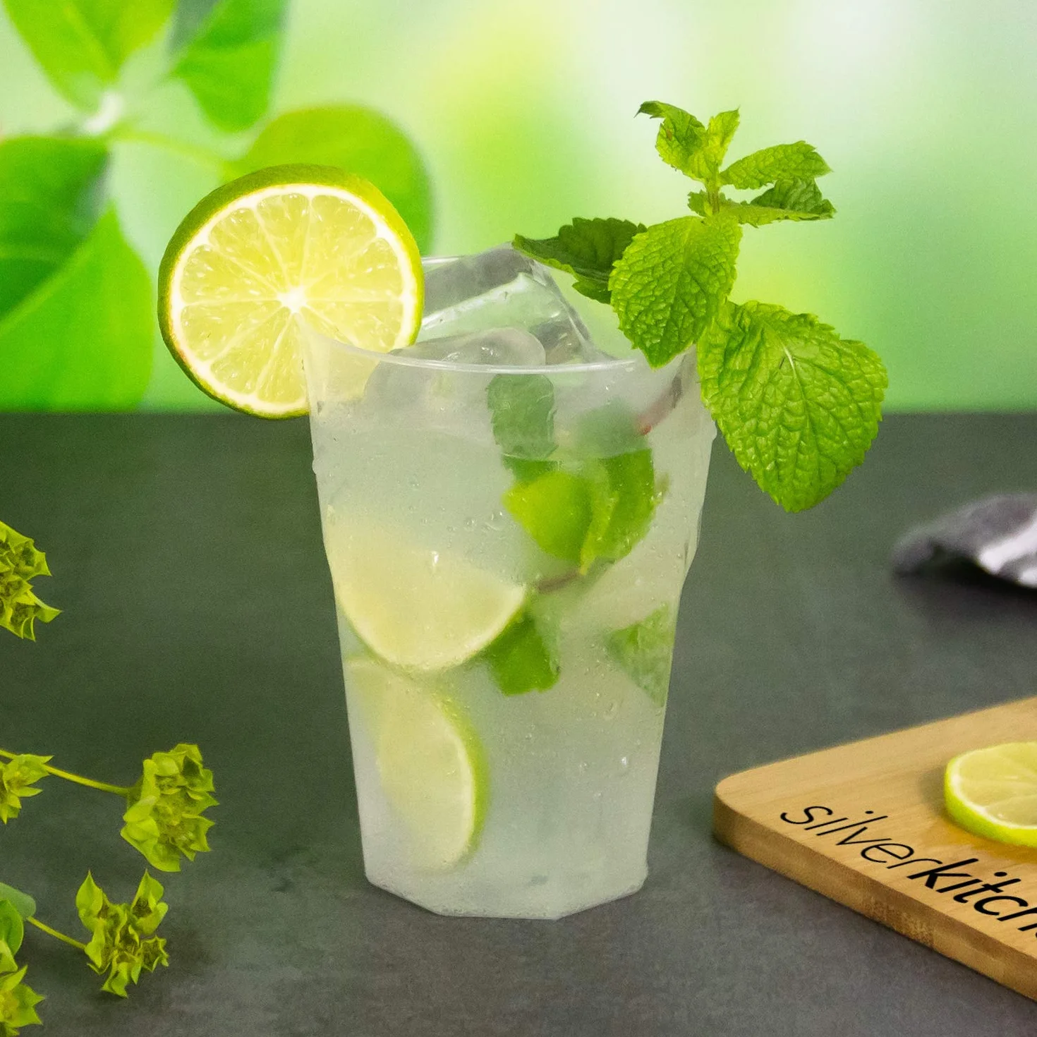 100x Cocktail Plastikbecher 0,3 L – Stapelbare Mehrweg Partybecher - Spülmaschinenfeste Hartplastik Becher für Events, Partys & Gastro