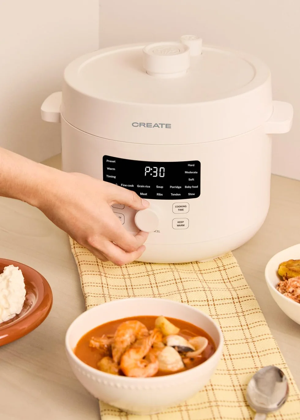 CREATE/PRESSURE COOKER STUDIO/Multifunktioneller programmierbarer elektrischer Schnellkochtopf 4L Cremeweiß / 15 Funktionen, 24h Timer, Keramik-Antihaftbeschichtung, Sicherheitsventil, 1200W