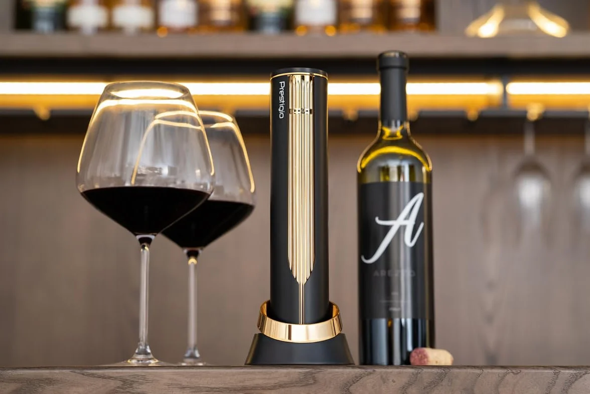 Prestigio Maggiore Elektrischer Korkenzieher - Premium Wein Flaschenöffner mit Ladestation - Integrierter Folienschneider - Verpackt in hochwertiger Geschenkbox - Schwarz/Gold