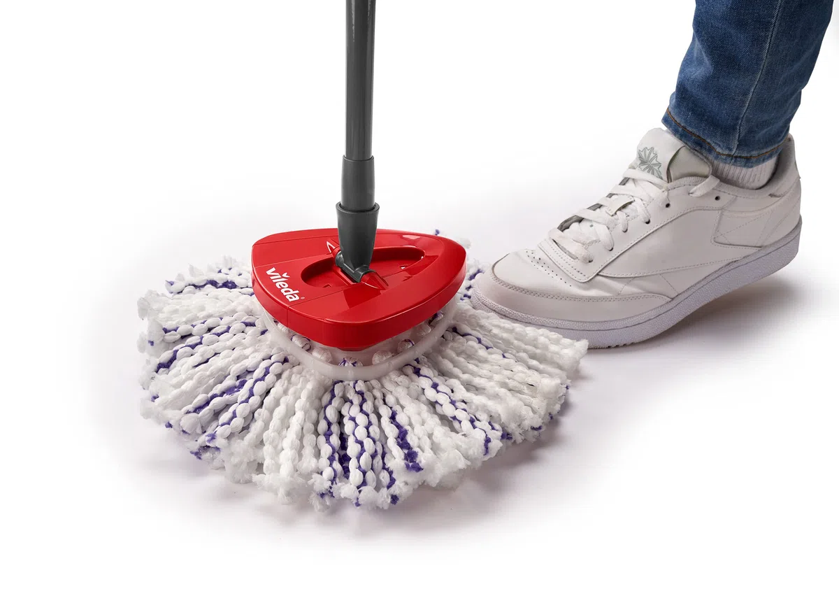 Vileda Turbo 3in1 Komplett-Set| Wischmopp mit Mikrofaser-Moppkopf gegen hartnäckigen Schmutz| Eimer mit Pedal-Schleuder -Für alle Böden| Entfernt 99 % der Bakterien,Teleskopstiel 85–123 cm |Mehrfarbig