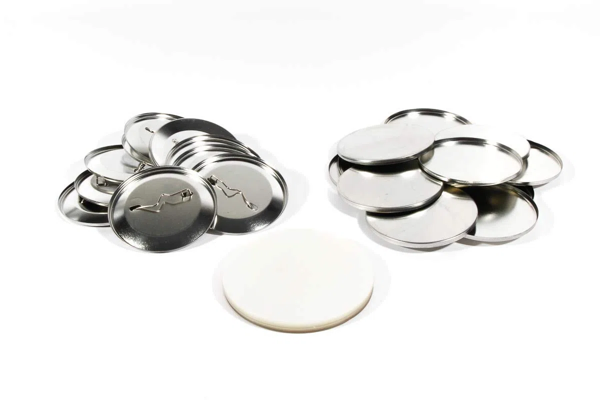 Buttonrohlinge 59mm inkl. Sicherheitsnadel (500 Stück) kompatibel mit Badgematic Buttonmaschine