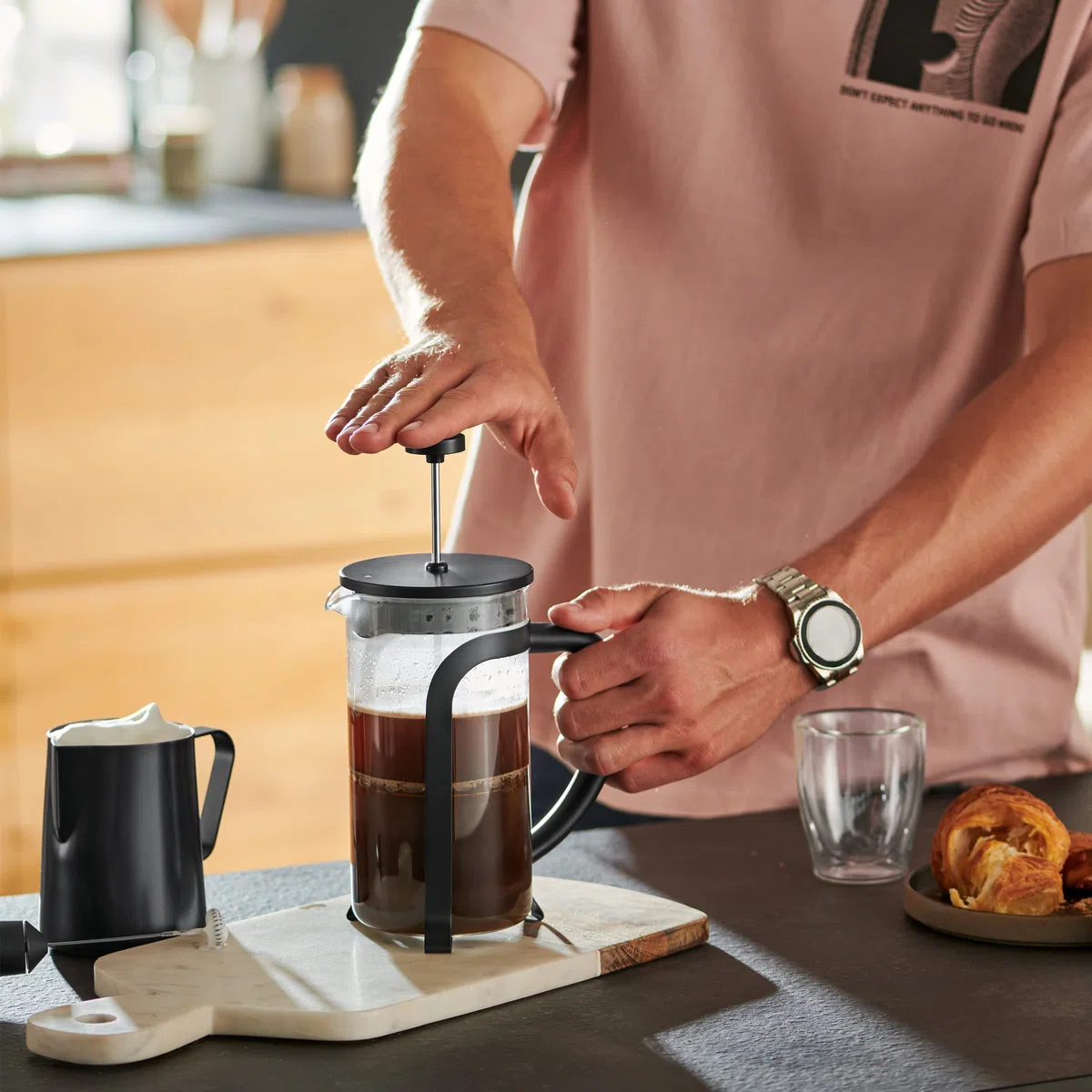 Tchibo Siebstempelkanne für manuelle Kaffeezubereitung, French Press aus hitzebeständigem Borosilikatglas, spülmaschinengeeignet, 300ml Fassungsvermögen für ca. 2 Tassen, Edelstahl, Schwarz