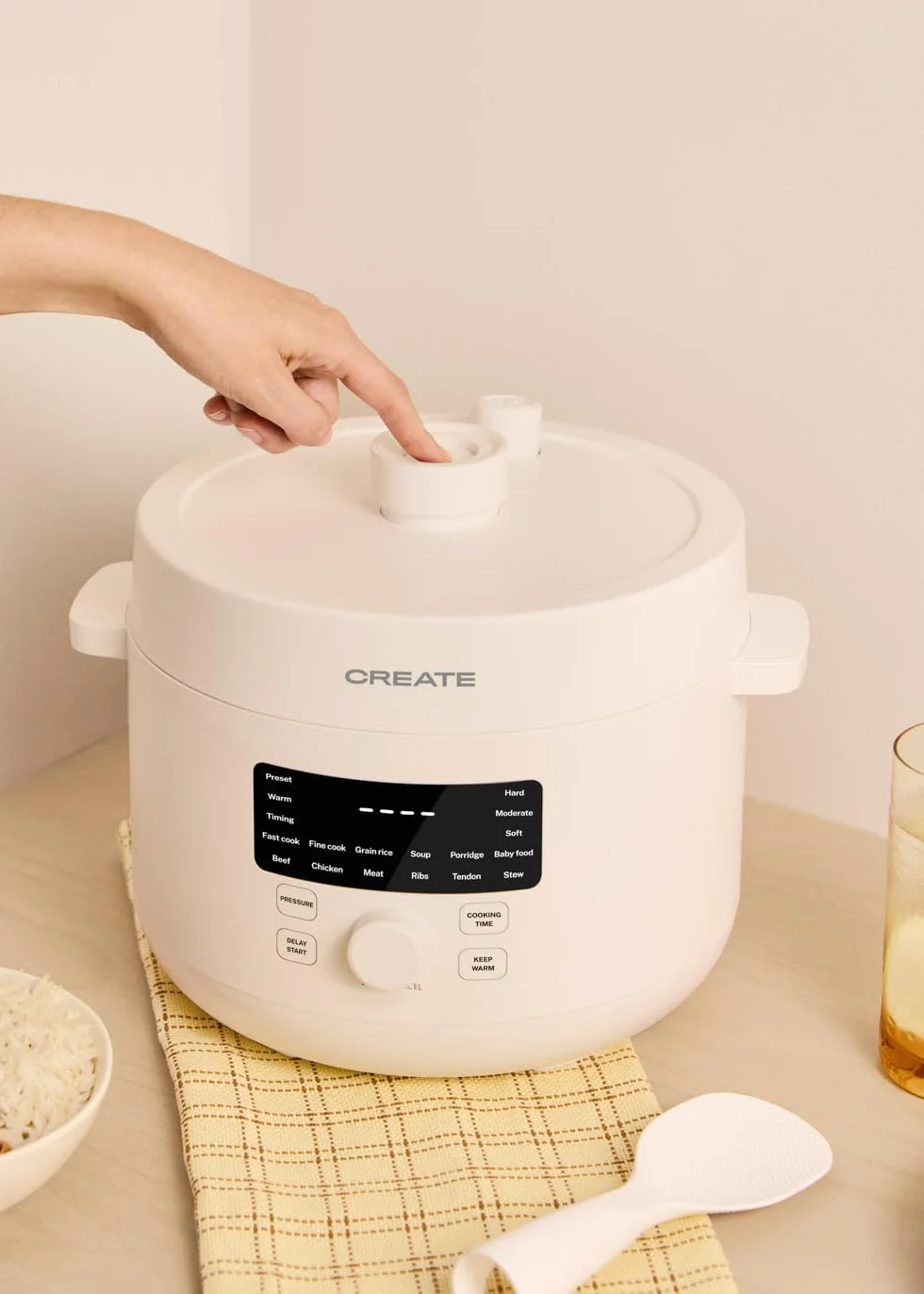CREATE/PRESSURE COOKER STUDIO/Multifunktioneller programmierbarer elektrischer Schnellkochtopf 4L Cremeweiß / 15 Funktionen, 24h Timer, Keramik-Antihaftbeschichtung, Sicherheitsventil, 1200W