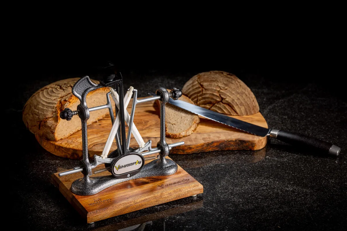 Warthog Sharpeners V-Sharp A4 ELITE Messerschärfer Anthrazit, mit 4 verschiedenen Schleifwinkel – hochwertigem Holzstandfuß - Messerschleifer für Jagdmesser, Küchenmesser, Schnitzmesser, uvm.