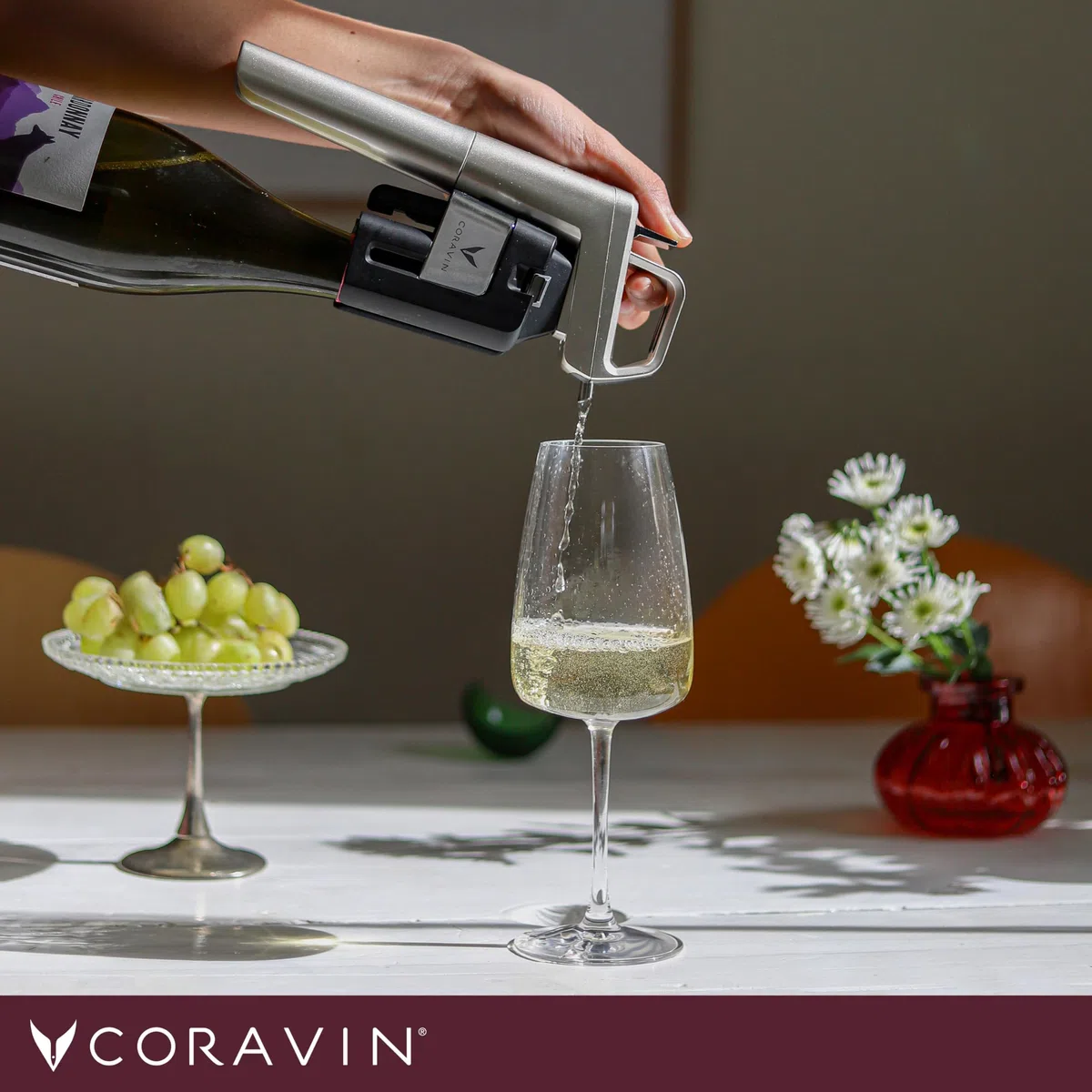 Coravin Timeless Six+ Weinkonservierungssystem | Einfach zu Bedienen & Schützt Wein vor Oxidation für 2+ Jahre | Inkl. Weinbelüfter & Tragetasche, Silber