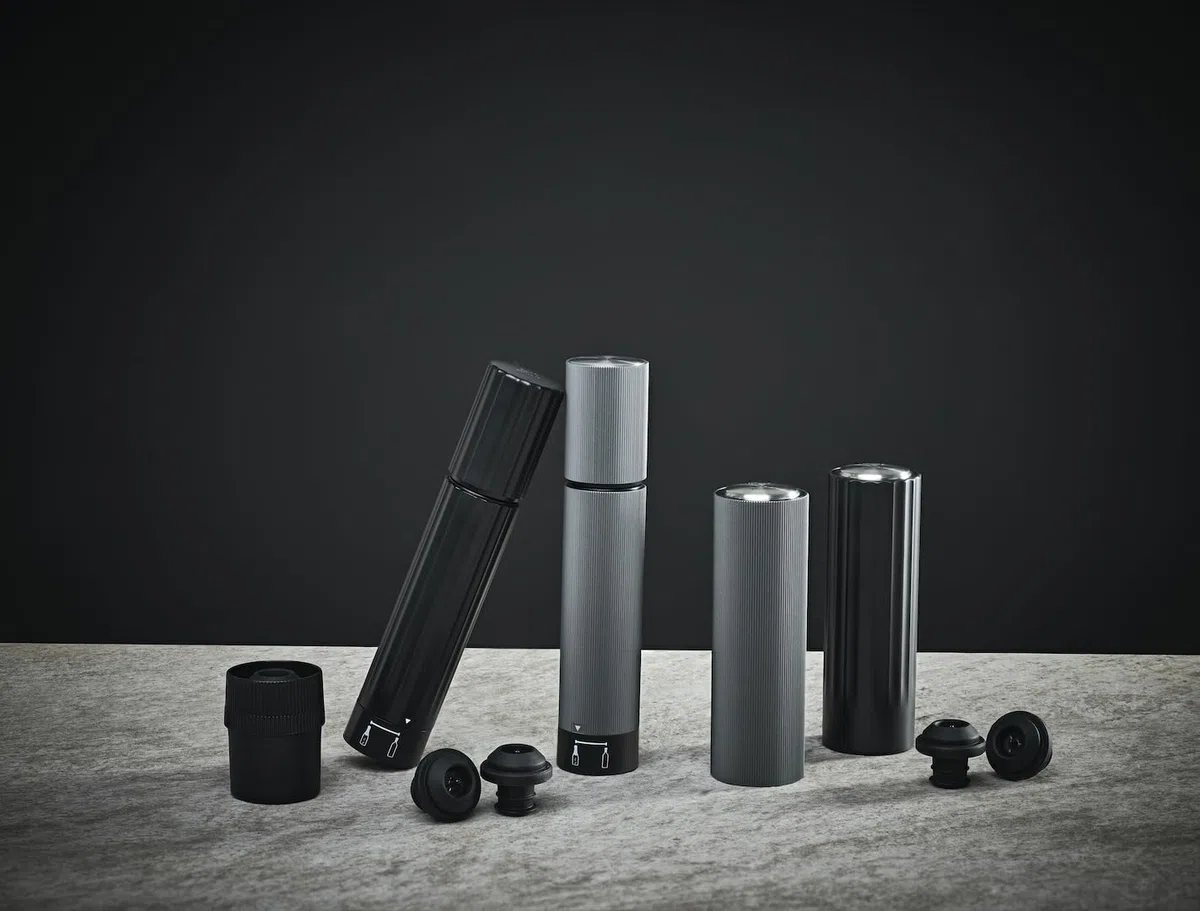 PEUGEOT - Elektrische Vakuumpumpe Preserve aus Aluminium - Automatische Weinpumpe + 2 Weinverschlüsse - Bewahrt die Aromen - Lange Akkulaufzeit - Französische Fertigung - Karbonschwarz