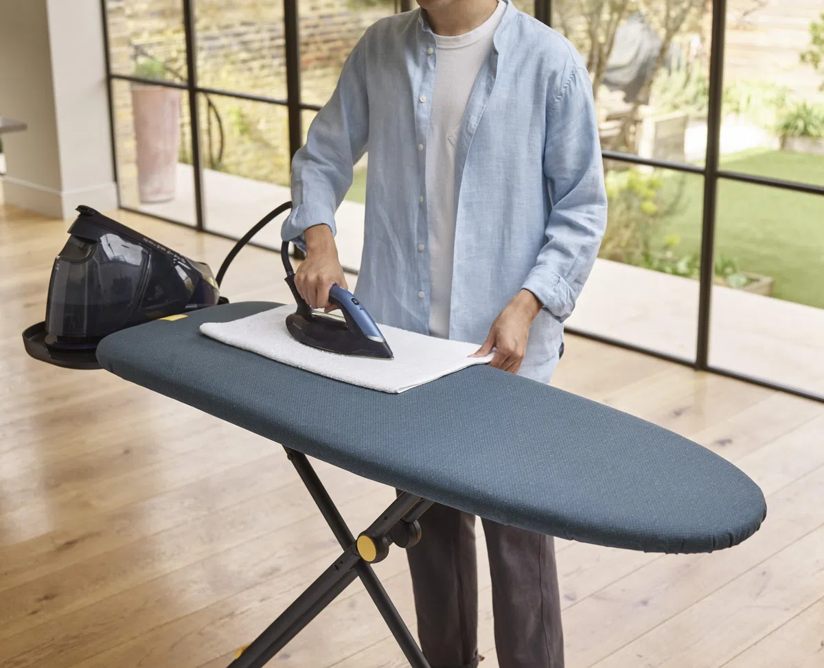 Joseph Joseph Glide Plus 135 x 45 cm großes Bügelbrett mit höhenverstellbarem und hitzebeständigem Dampfbügelbrett, einfache Aufbewahrung, 4-lagiger Baumwollbezug, schwarz/blau