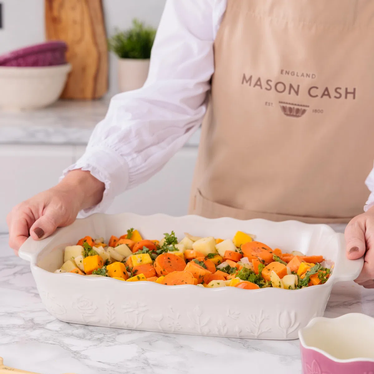 Mason Cash In The Meadow Große rechteckige Backform, Creme | 2,8 l, floral geprägtes Steingut, ofenfeste Auflaufform zum Backen, Braten und Servieren, 33 x 23 cm