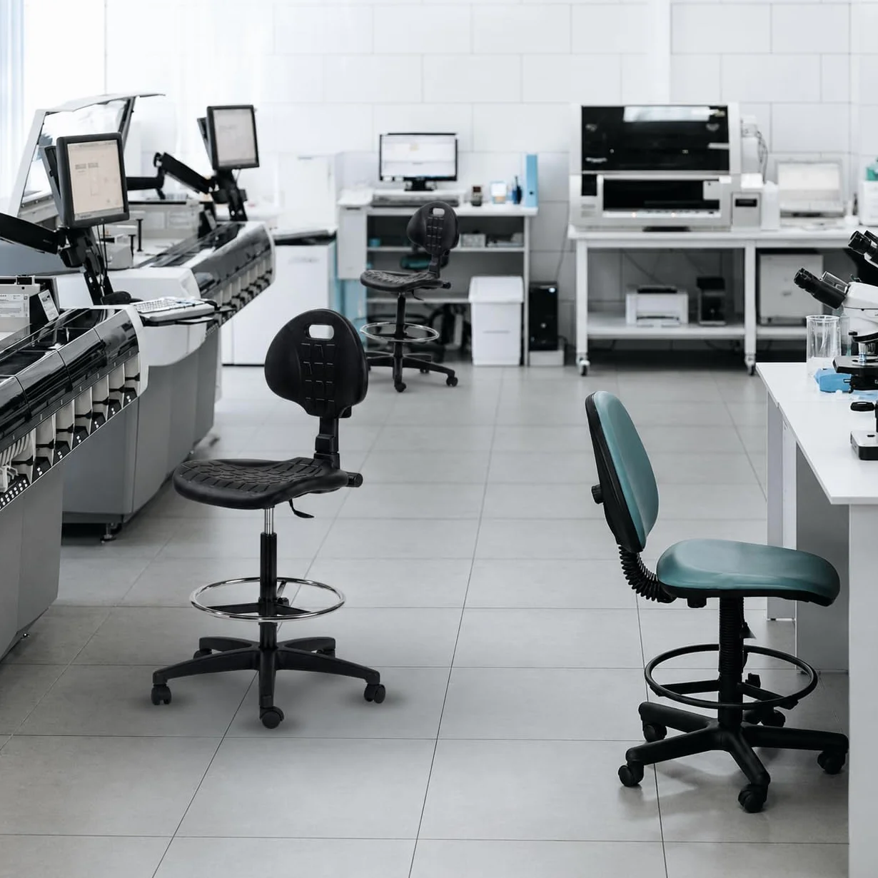 Topsit IND102 Arbeitsstuhl aus Polyurethan, ergonomischer Bürohocker, Werkstattstuhl, höhenverstellbar und mit Verstellbarer Rückenlehne, leicht zu reinigen, Stabiler Stuhl mit verstellbarem Fußring.